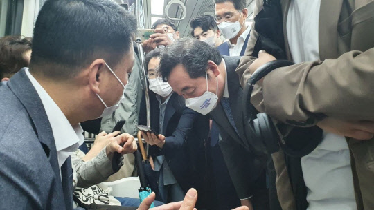 이낙연 전 민주당 대표가 17일 오전 7시 출근시간에 김포골드라인을 타고 시민들의 이야기를 듣고 있다. 김주영 의원실 제공